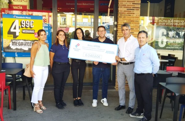 El primer Domino's Pizza de Benalmádena entrega un cheque de más de 6.040 € a la asociación AFESOL